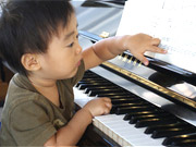 ピアノで遊ぶ子供